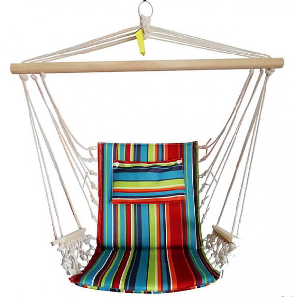 Kursi Ayunan dengan Bantal Berwarna Tropis